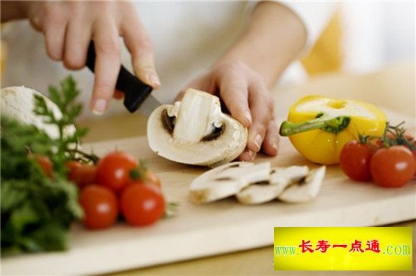 这8种食物没煮熟就吃有毒